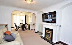 London Deluxe 3 Bedroom House With Parking Space
